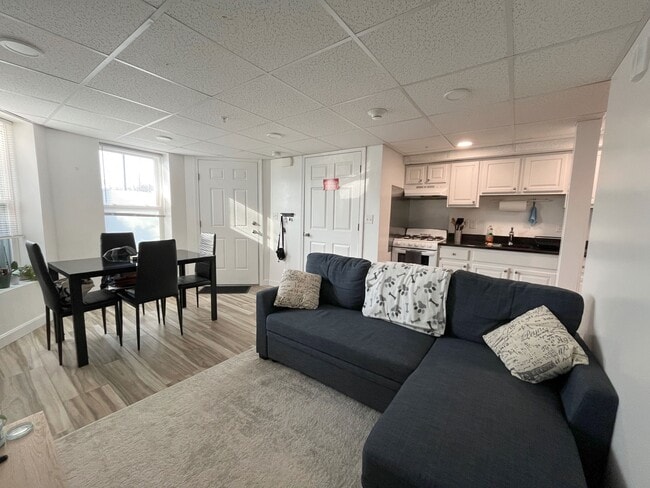 Building Photo - 376 Riverway