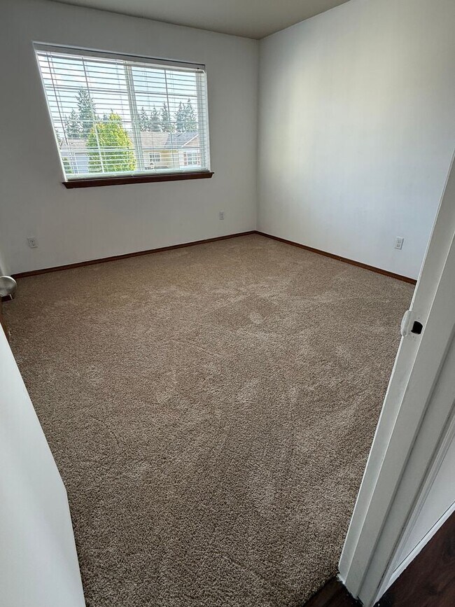 Building Photo - 5 bedroom spanaway home!