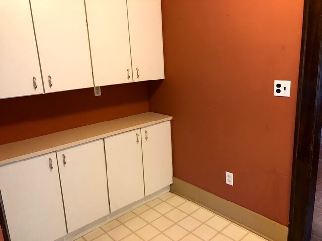 Building Photo - Charming 2BR,1 bath house with updated app...