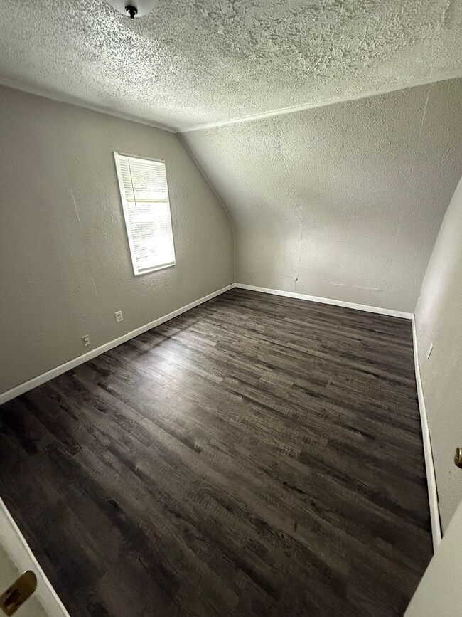Building Photo - 3 Bed 1 Bath