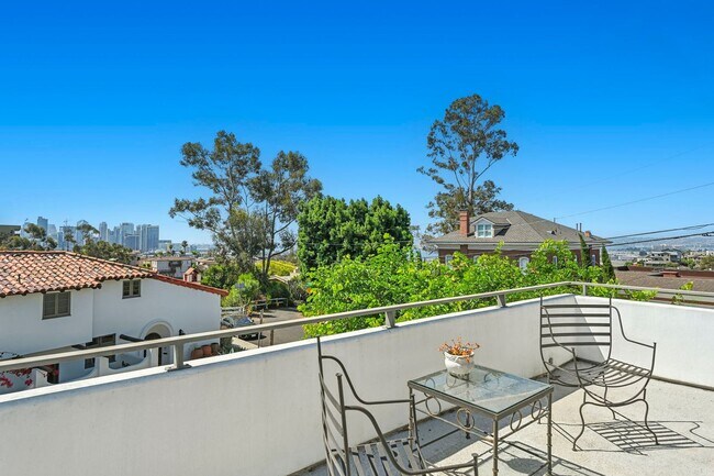 Building Photo - Gorgeous 3 Bed/3 Ba Home Tucked Away in th...