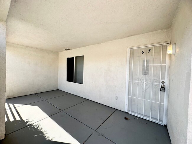 Building Photo - Great 2 Bedroom Condo in Gated Community w...