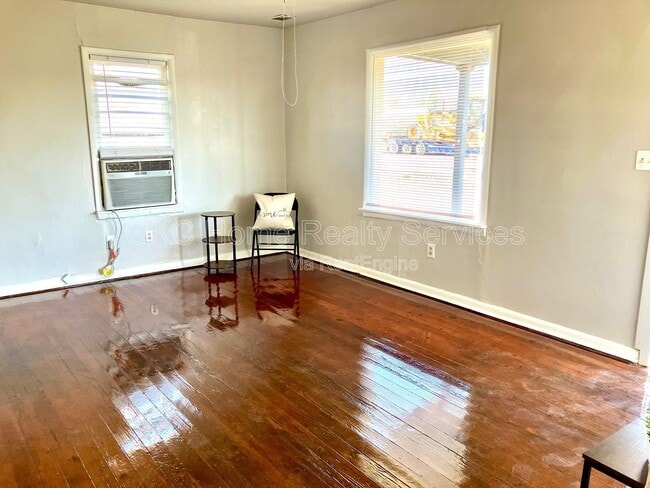 Building Photo - 137 SE 1st St