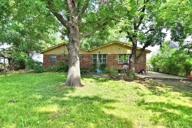 Building Photo - 513 N Village Pl