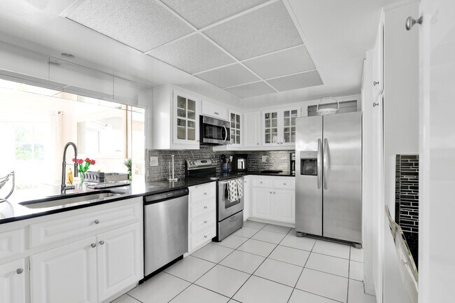 Building Photo - 450 French Royale Cir