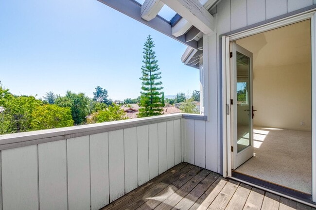 Building Photo - Large 3,767 sqft home on a 10,000 sqft lot- 2 bed located on 1st floor w/ separate entrance - Top...