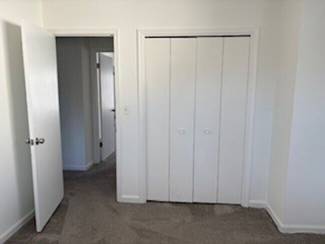 Building Photo - Large End Unit Townhome near Downtown Annapolis and Navy Stadium!