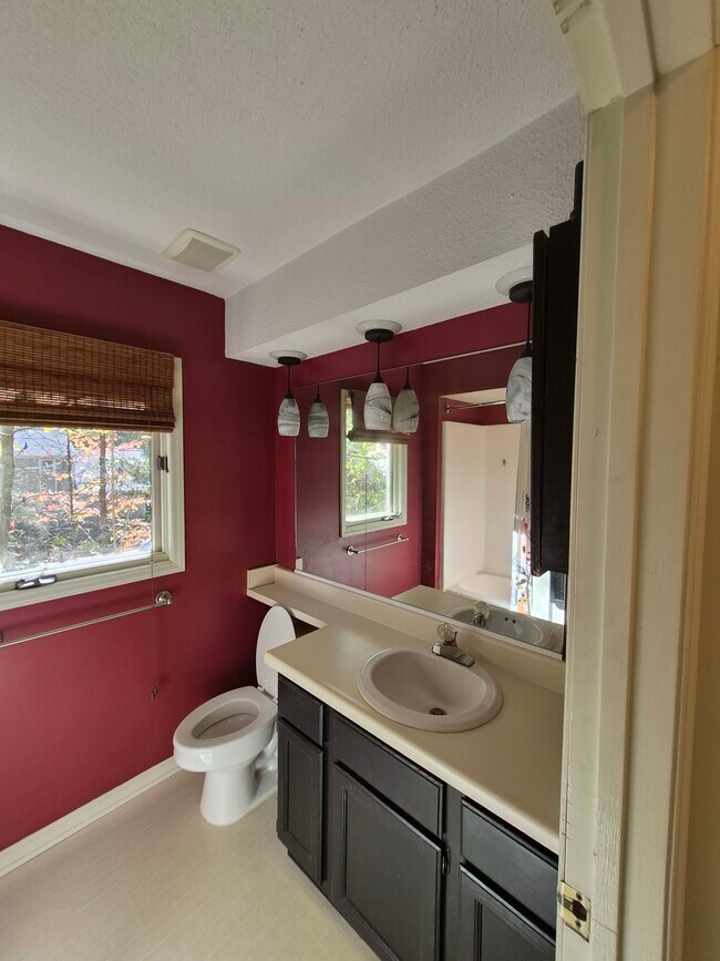 upstairs bathroom - 4422 Beechnut Ln