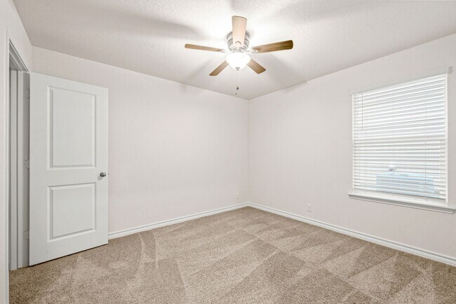 Building Photo - RED BIRD RANCH 3 BED 2 BATH  SINGLE STORY ...