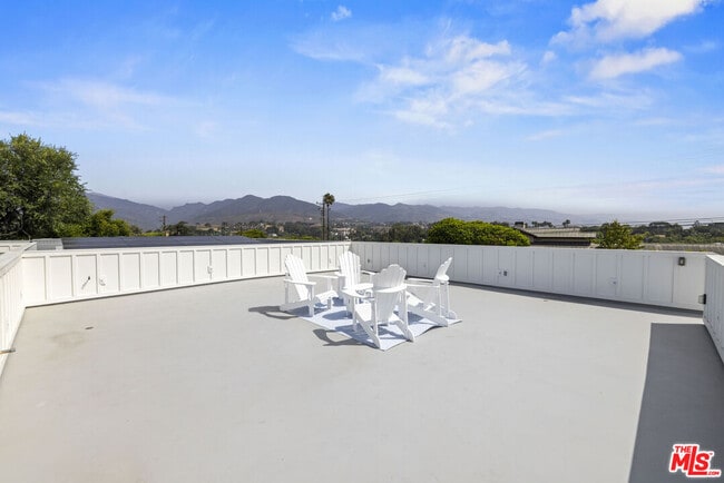 Building Photo - 6671 Dume Dr