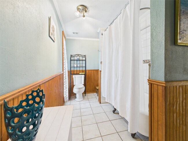 Building Photo - 713 6th St