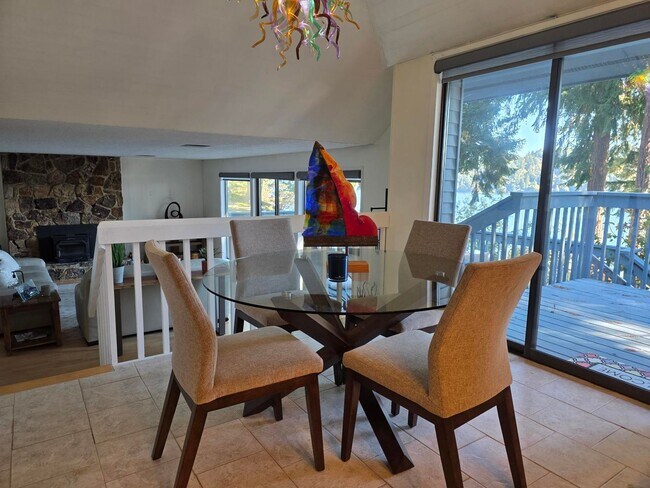 Building Photo - Waterfront Home in Illahee!