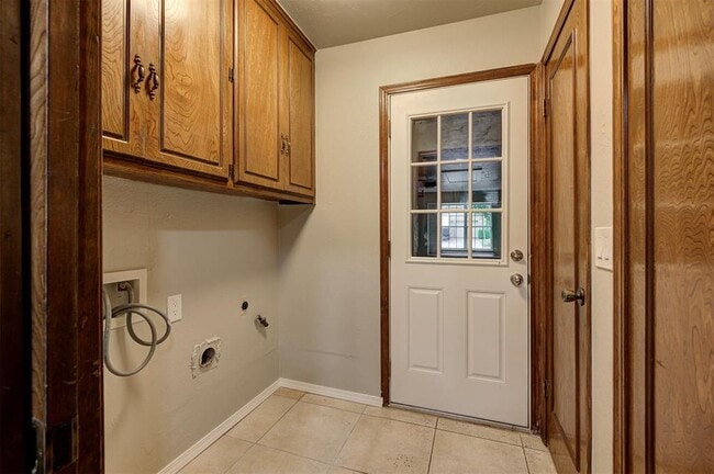 Building Photo - 9009 Lakeaire Dr