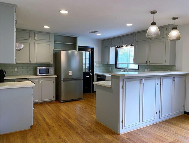 Building Photo - 5242 Beechnut St