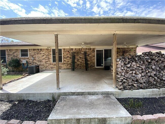 Building Photo - 1122 Rhonda Lee St