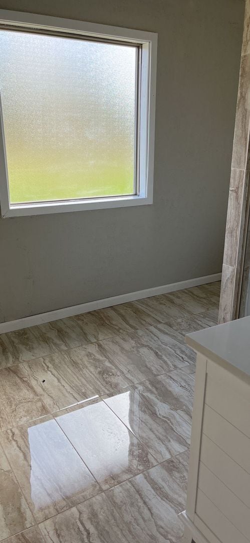 Building Photo - 4 Bedroom, 2 Bathroom Home w/ Bonus Room