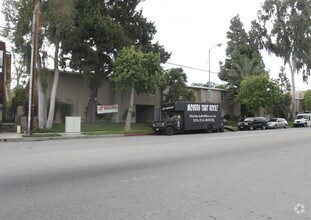 Building Photo - 12659 Moorpark Apartments