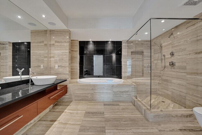 Building Photo - 101 S Fort Lauderdale Beach Blvd