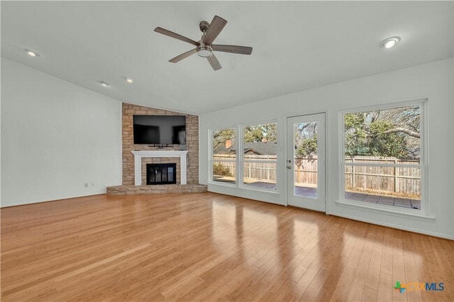 Building Photo - 513 Red River Rd