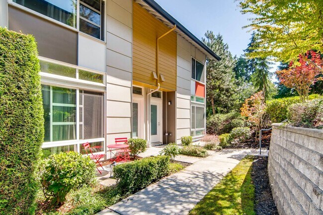 Building Photo - 2 Bedroom Loft Style Townhome Near Microsoft!