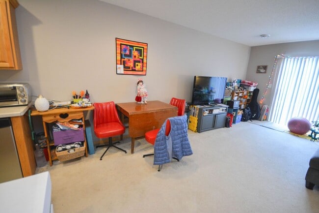 Building Photo - 2br townhouse near many shopping & dining ...