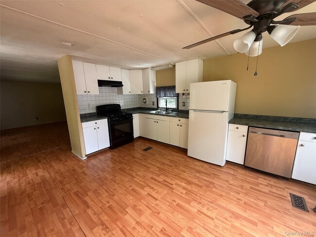 Building Photo - 20 Tanglewood Park Dr