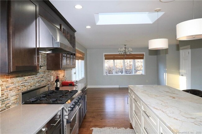 Building Photo - 950 Rock Rimmon Rd