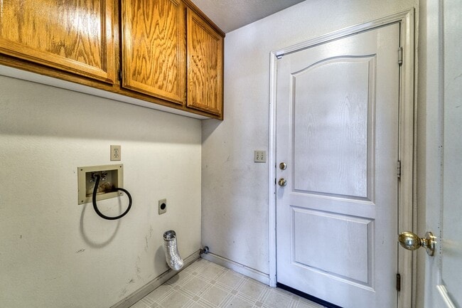 Building Photo - Spacious 4-Bedroom Home Near Happy Park