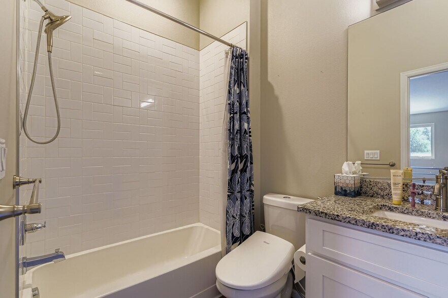 Upstairs secondary full bathroom with tub/shower combination - 1197 S Mariposa St