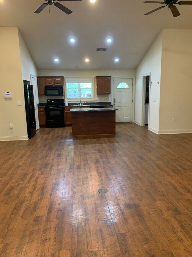 Building Photo - Eagles Landing 4 Bedroom Available for Fall 2026!!