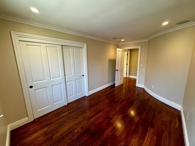 Building Photo - 1046 Byerley Ave