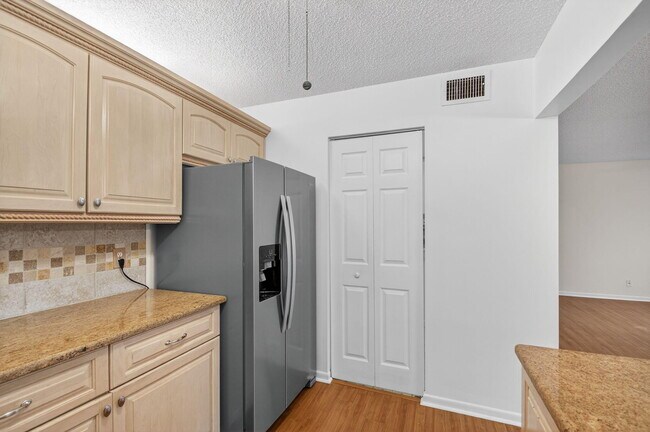 Building Photo - 427 Pine Glen Ln