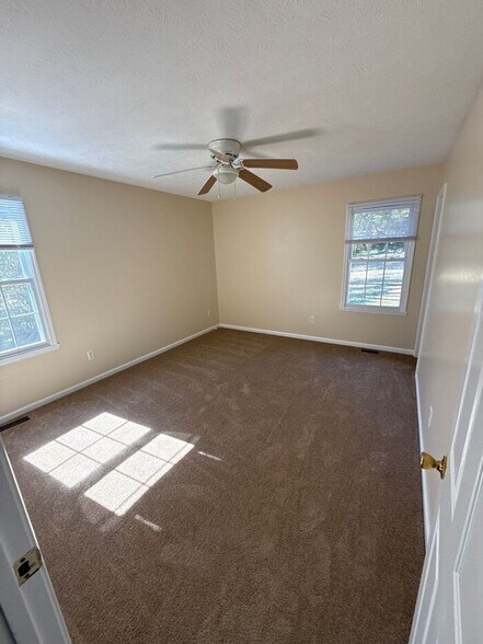 Building Photo - 517 N Pine Ln