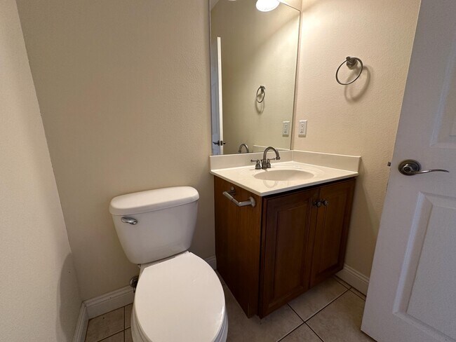 Building Photo - 413 Nathey Ave