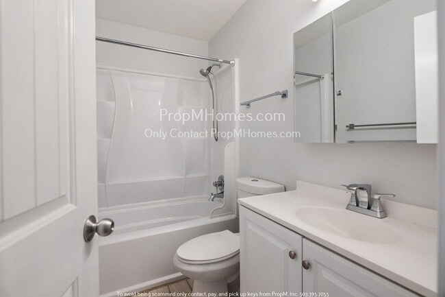 Building Photo - Updated Two Bedroom Duplex in SE!