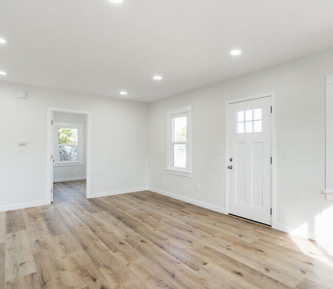 Building Photo - Welcome to your beautifully renovated single level home in the heart of Oceanside!