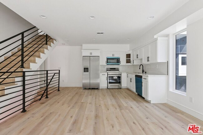 Building Photo - 2113 Holly Dr
