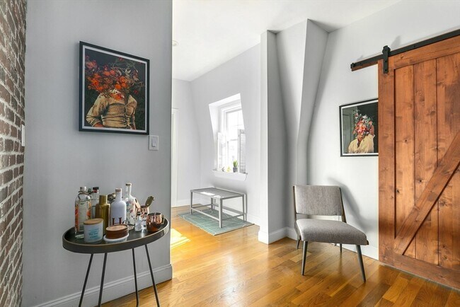 Building Photo - 42 King St