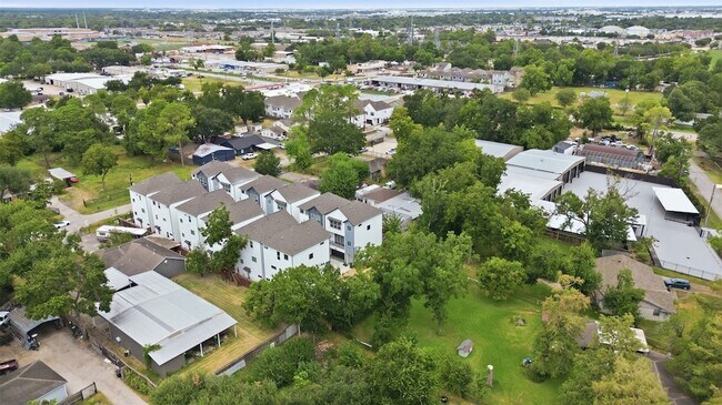 Building Photo - 2306 Hoskins Dr