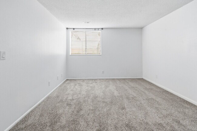 Building Photo - $1,540.95 with $300 off the first month's rent, 1 Bed - 1 Bath, Condo in Aurora with Washer and D...