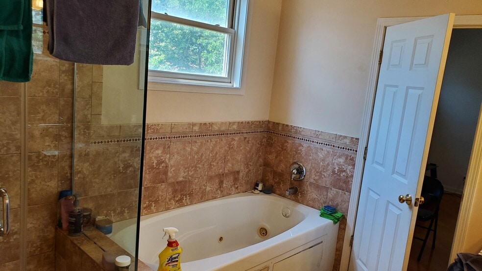 Jacuzzi Tub - 7018 S Cornell Ave