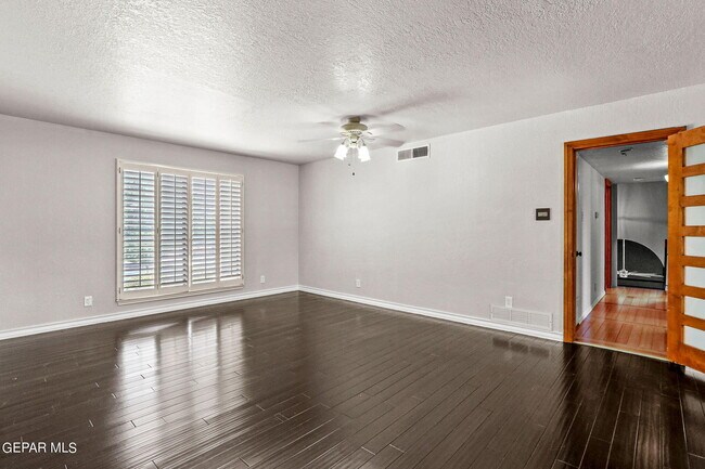 Building Photo - 5109 Memory Dr