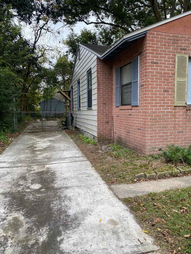 Building Photo - 2046 W 17th St