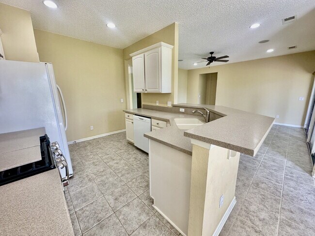 Building Photo - Outstanding Two Bedroom Home in Sun City!