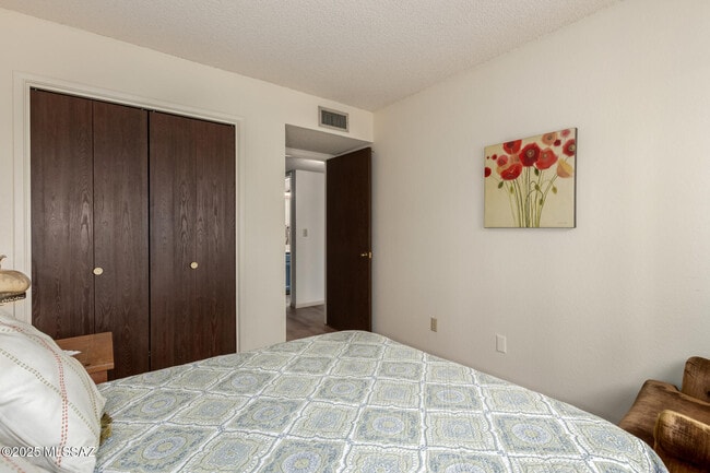 Building Photo - 4254 E La Cienega Dr