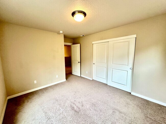 Building Photo - Beautiful 6-bedroom 4-bathroom home in an upscale neighborhood in the Sexton Mountain section of ...