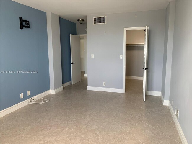 Building Photo - 1455 N Treasure Dr