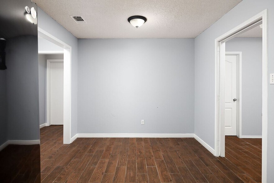 Building Photo - 1005 N Sabinas St