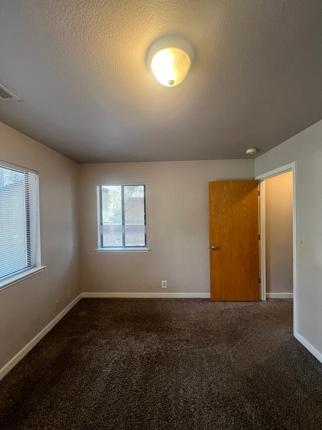 Building Photo - 3364 Treehaven Dr