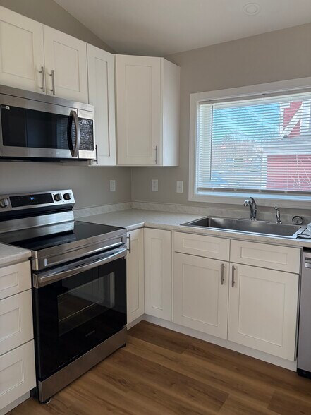 Building Photo - 598 Main St